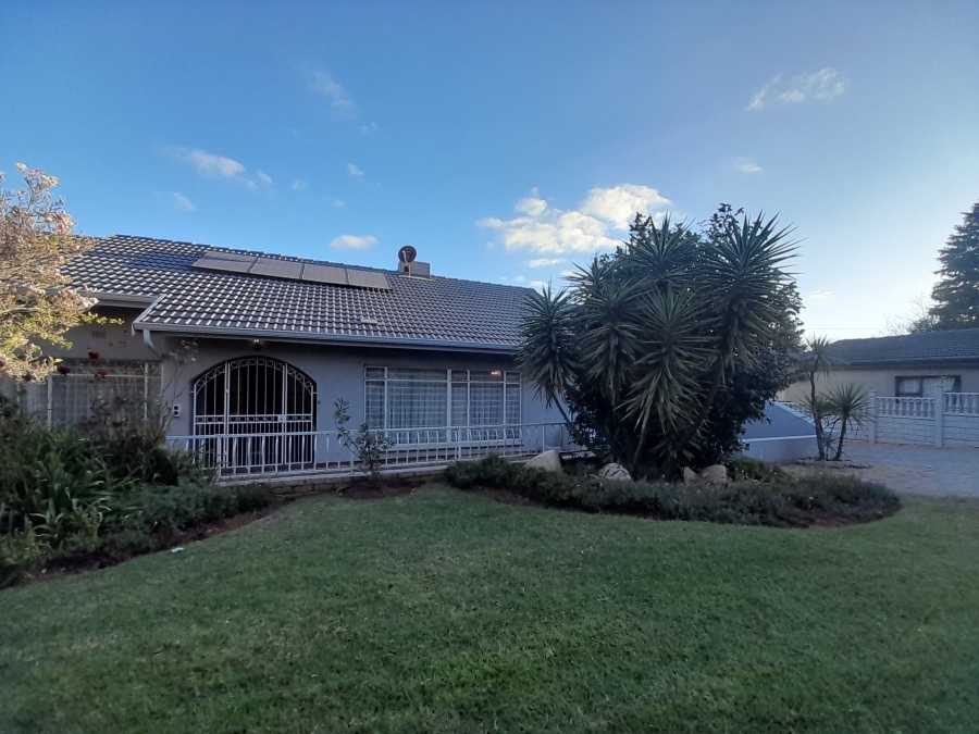 To Let 4 Bedroom Property for Rent in Constantia Kloof Gauteng