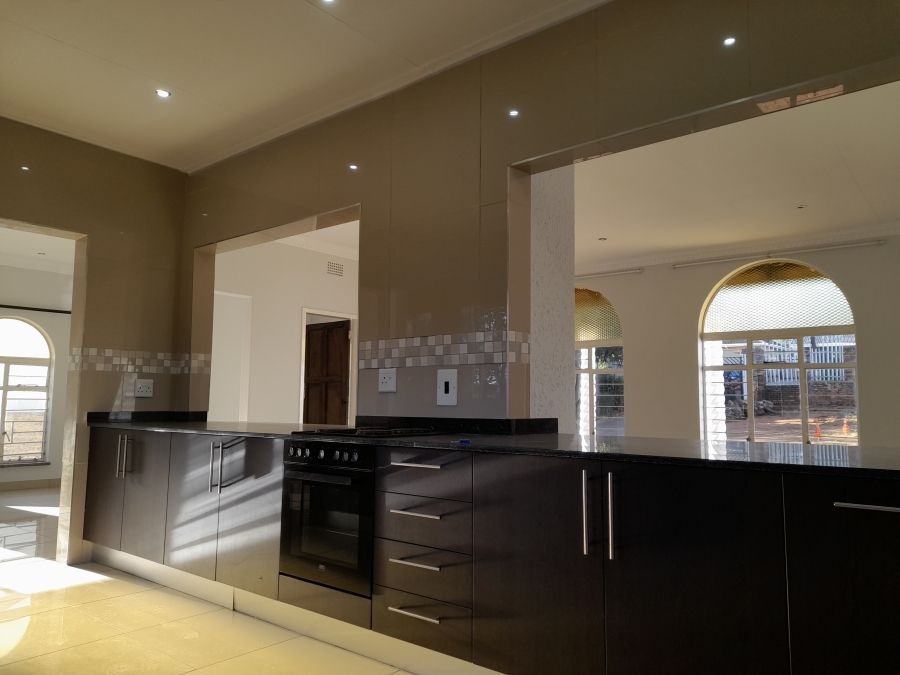To Let 5 Bedroom Property for Rent in Constantia Kloof Gauteng