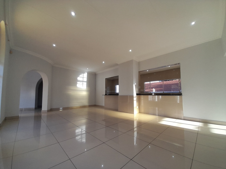 To Let 5 Bedroom Property for Rent in Constantia Kloof Gauteng