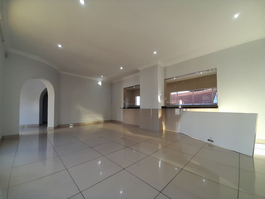 To Let 5 Bedroom Property for Rent in Constantia Kloof Gauteng