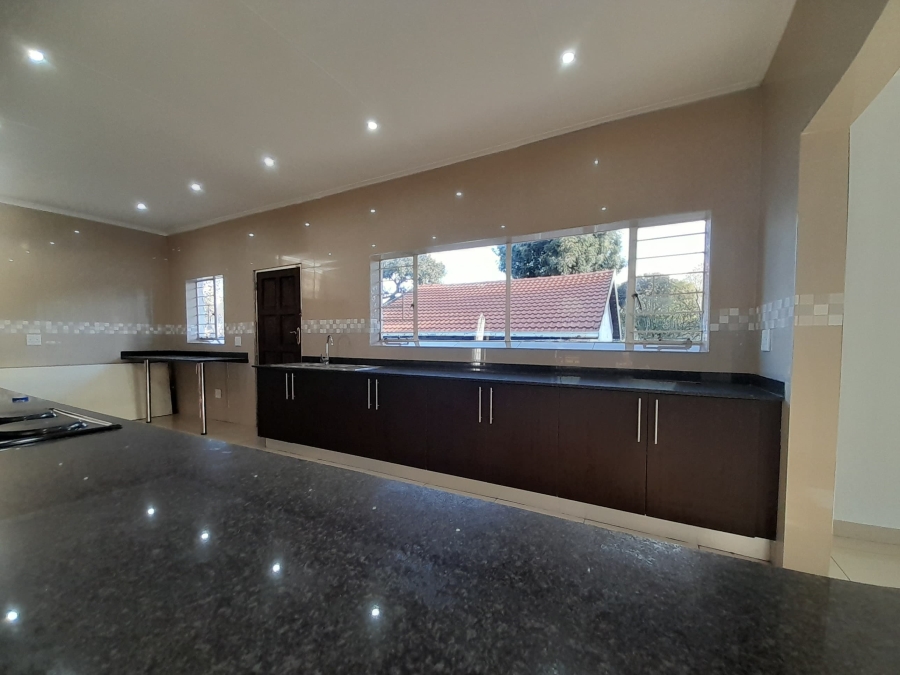 To Let 5 Bedroom Property for Rent in Constantia Kloof Gauteng