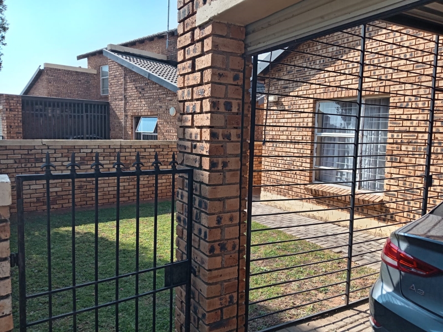 3 Bedroom Property for Sale in Honeydew Ridge Gauteng