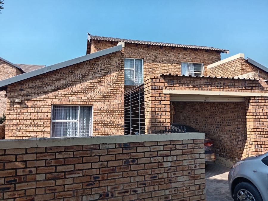 3 Bedroom Property for Sale in Honeydew Ridge Gauteng