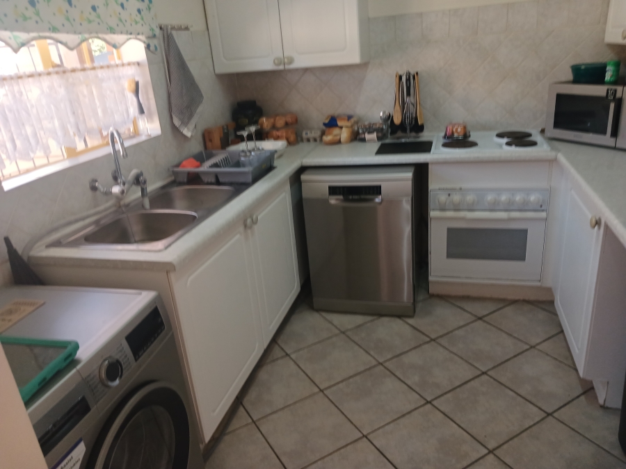 2 Bedroom Property for Sale in Rooihuiskraal North Gauteng