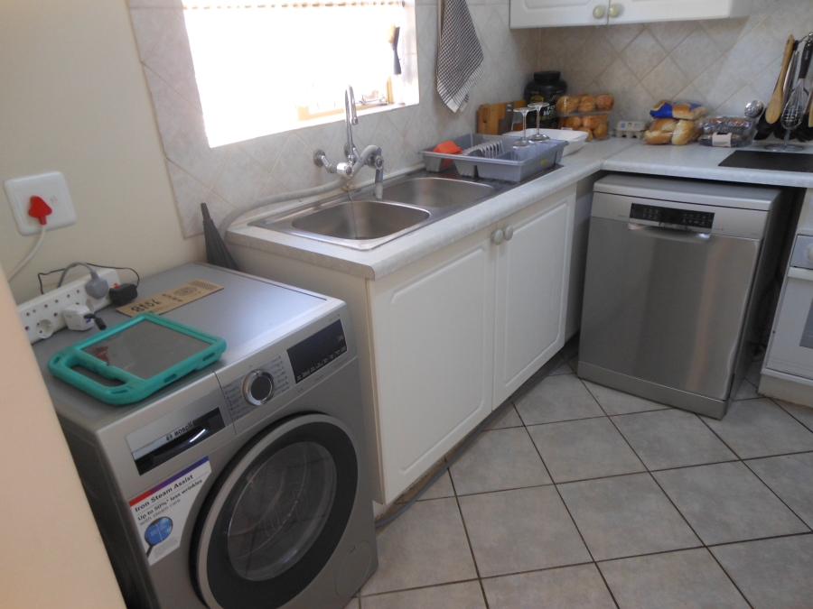 2 Bedroom Property for Sale in Rooihuiskraal North Gauteng