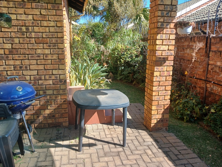 2 Bedroom Property for Sale in Rooihuiskraal North Gauteng