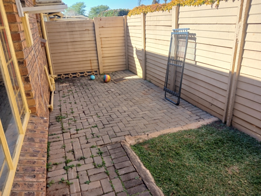 2 Bedroom Property for Sale in Rooihuiskraal North Gauteng