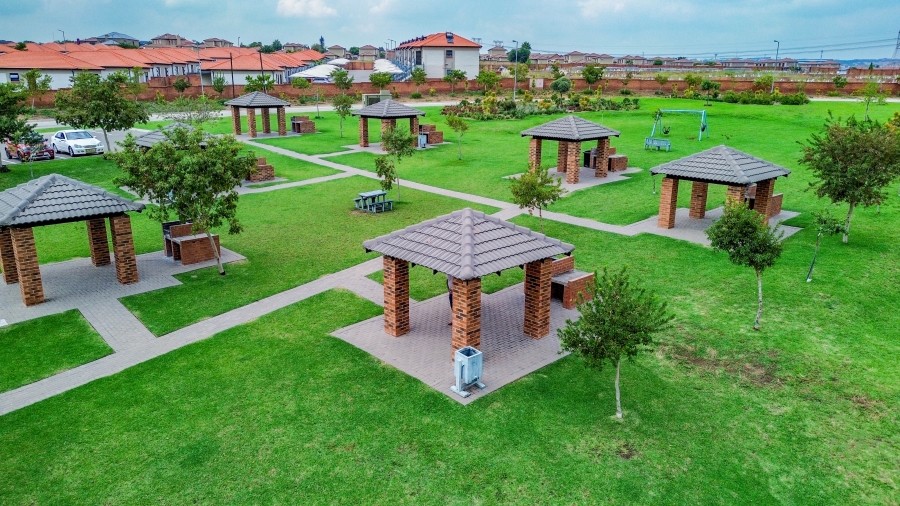2 Bedroom Property for Sale in The Reeds Gauteng