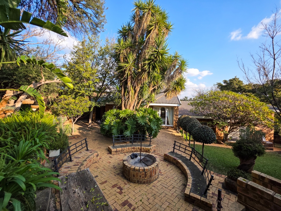 5 Bedroom Property for Sale in Faerie Glen Gauteng