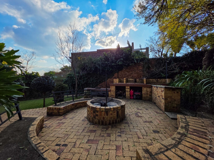 5 Bedroom Property for Sale in Faerie Glen Gauteng