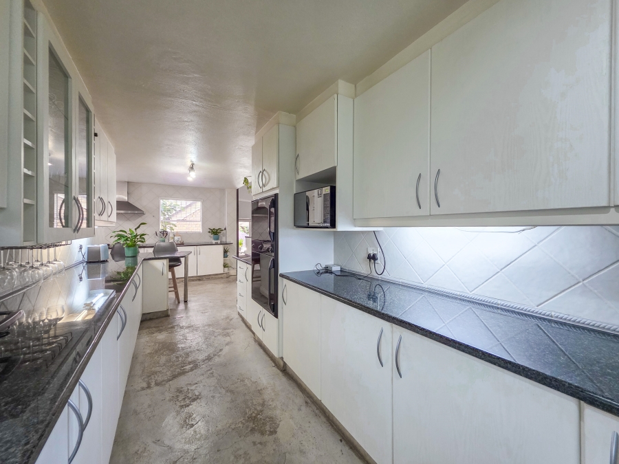 5 Bedroom Property for Sale in Faerie Glen Gauteng