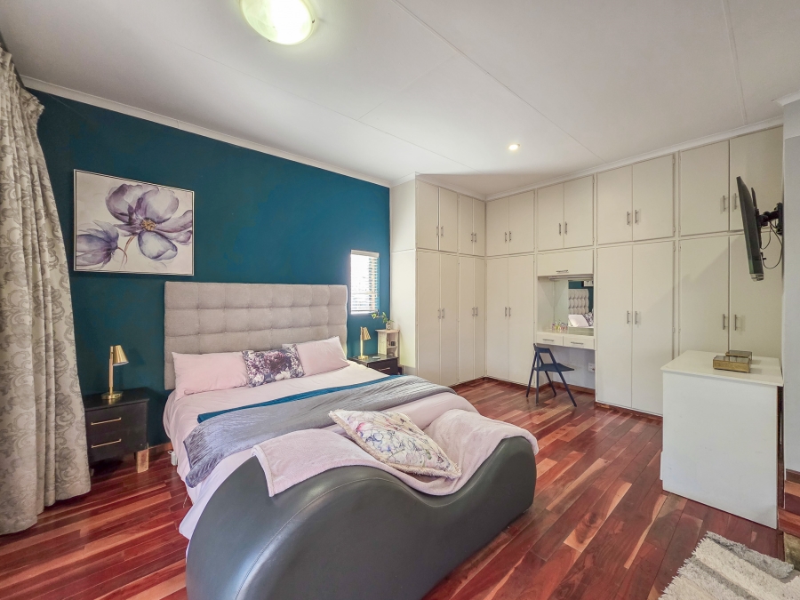 5 Bedroom Property for Sale in Faerie Glen Gauteng