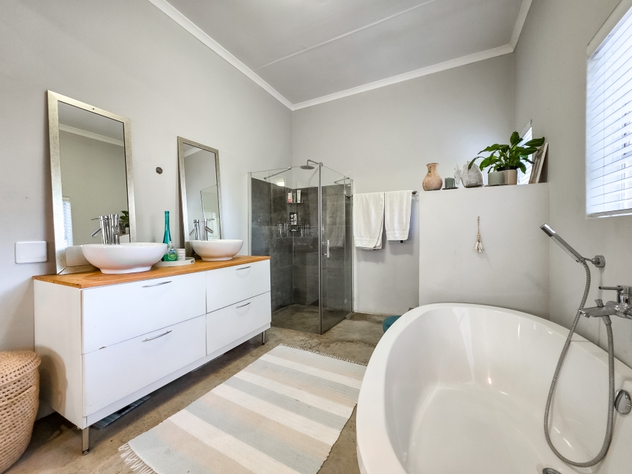 5 Bedroom Property for Sale in Faerie Glen Gauteng