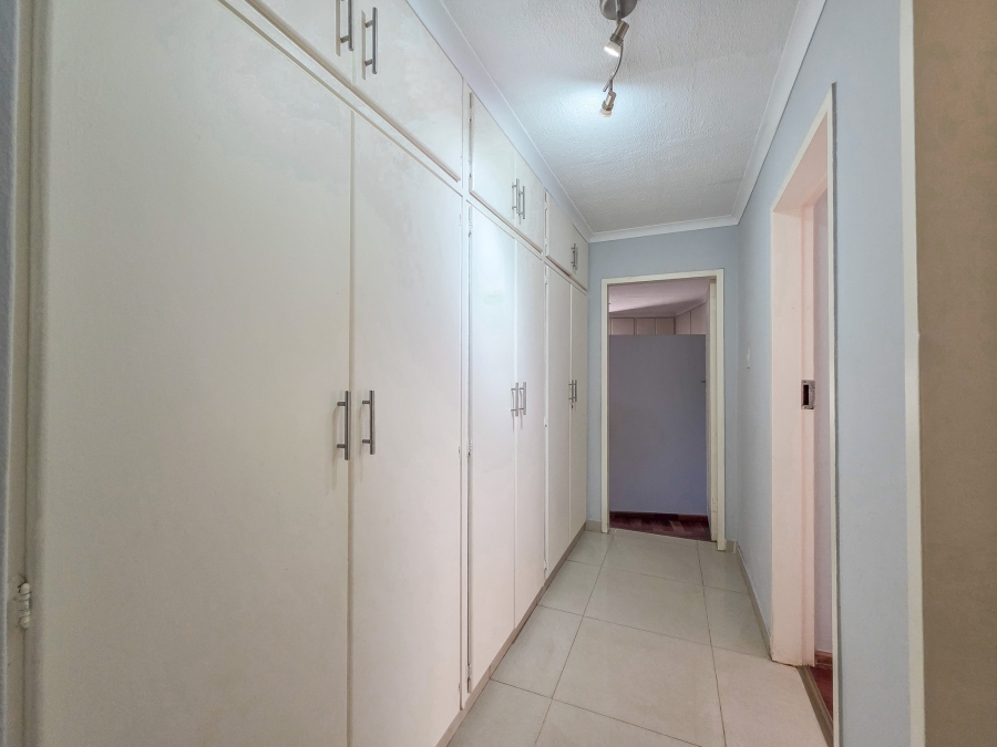 5 Bedroom Property for Sale in Faerie Glen Gauteng
