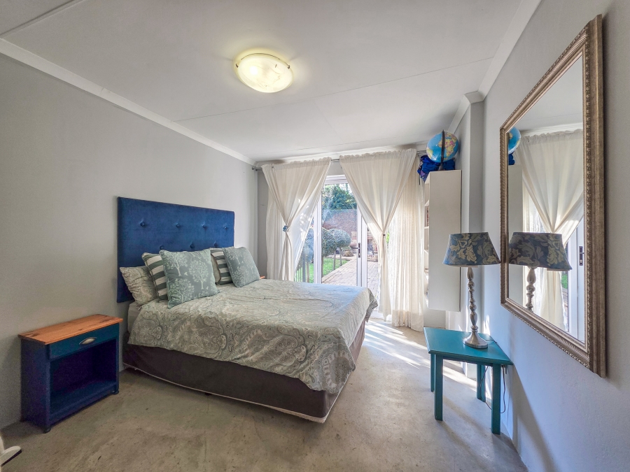 5 Bedroom Property for Sale in Faerie Glen Gauteng
