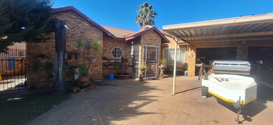 4 Bedroom Property for Sale in Westonaria Gauteng