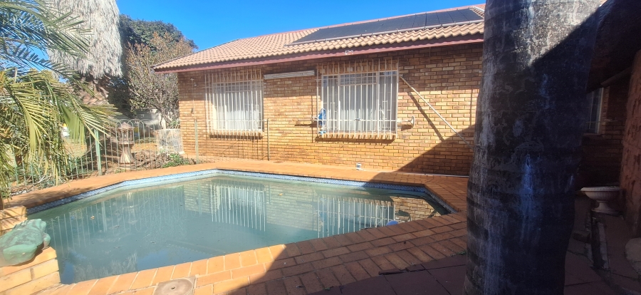 4 Bedroom Property for Sale in Westonaria Gauteng