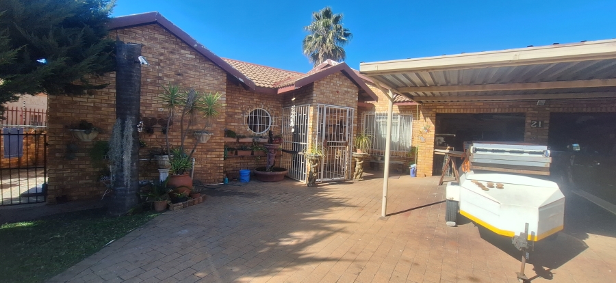 4 Bedroom Property for Sale in Westonaria Gauteng