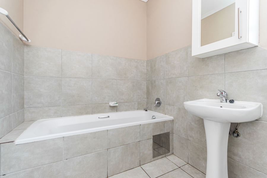 2 Bedroom Property for Sale in Die Hoewes Gauteng