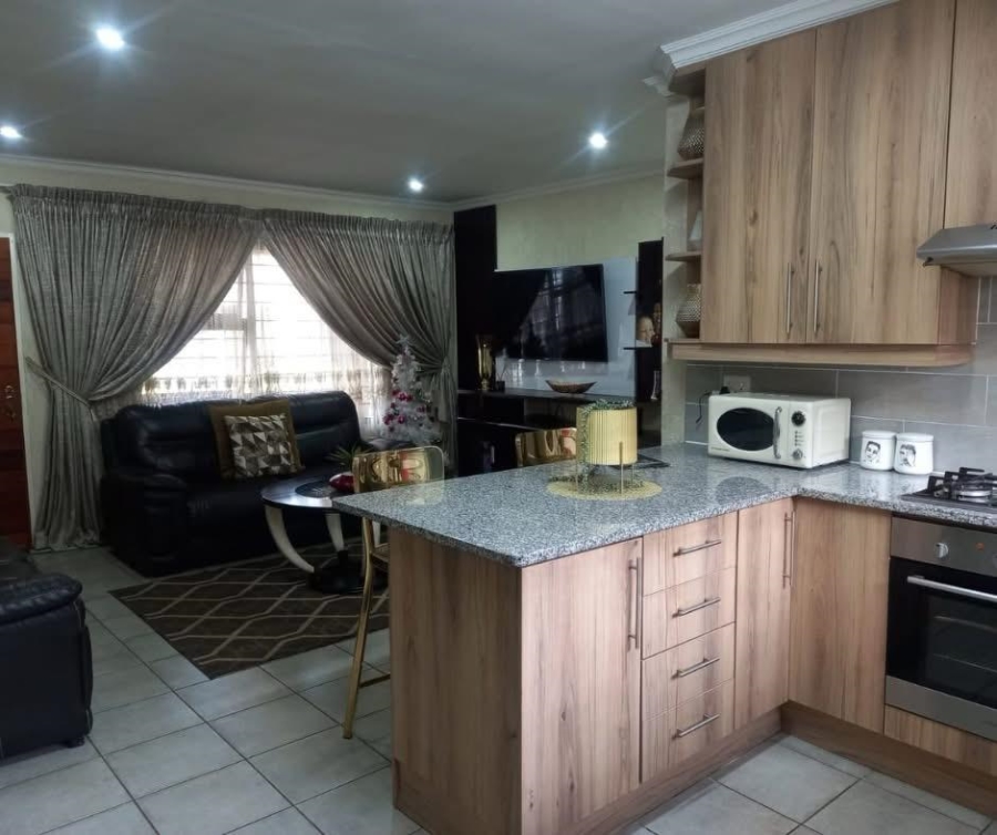 To Let 2 Bedroom Property for Rent in Sonneveld Gauteng