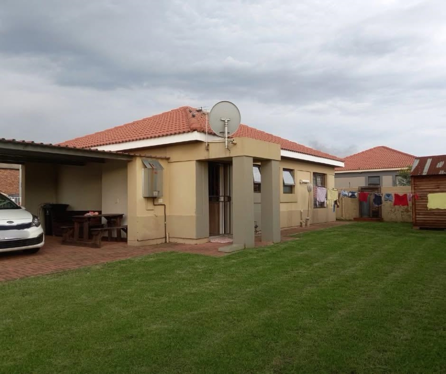 To Let 2 Bedroom Property for Rent in Sonneveld Gauteng