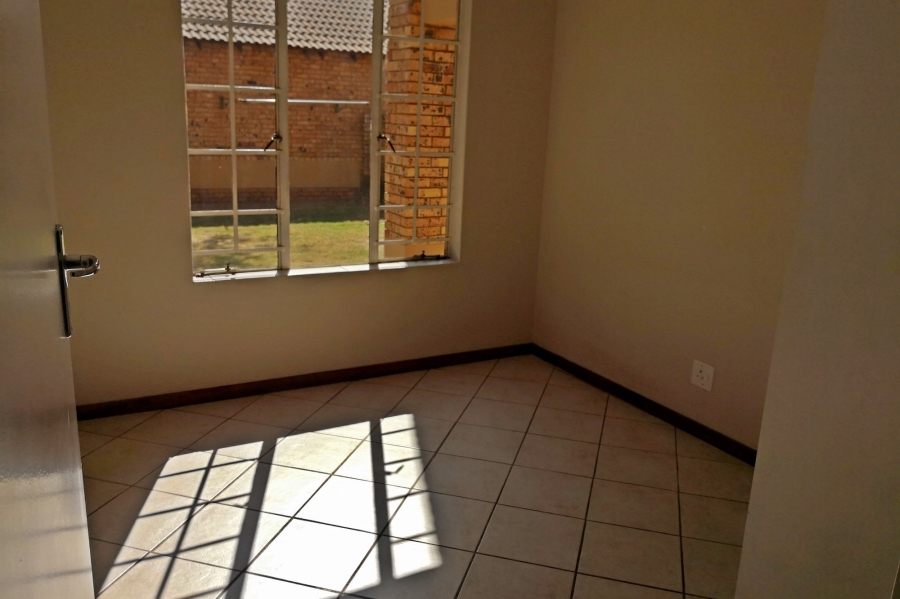 2 Bedroom Property for Sale in Monavoni Gauteng