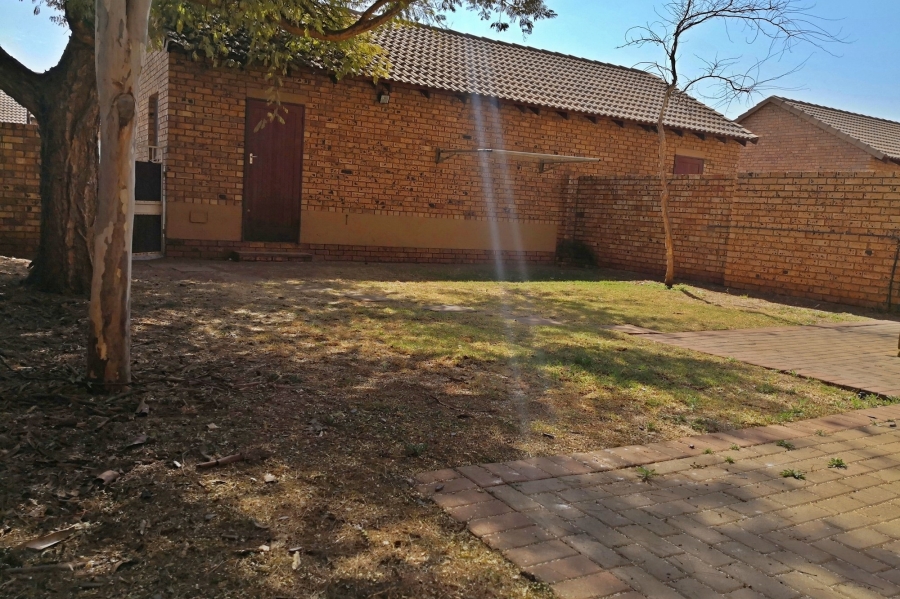 2 Bedroom Property for Sale in Monavoni Gauteng
