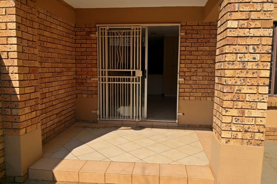 2 Bedroom Property for Sale in Monavoni Gauteng
