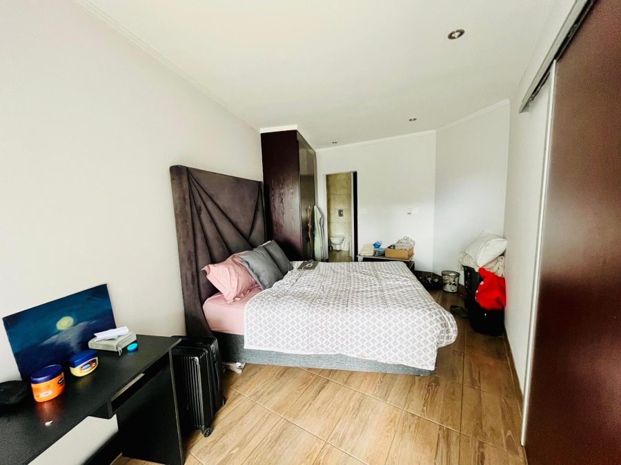 1 Bedroom Property for Sale in Sandhurst Gauteng