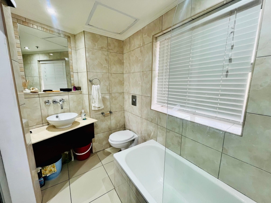 1 Bedroom Property for Sale in Sandhurst Gauteng