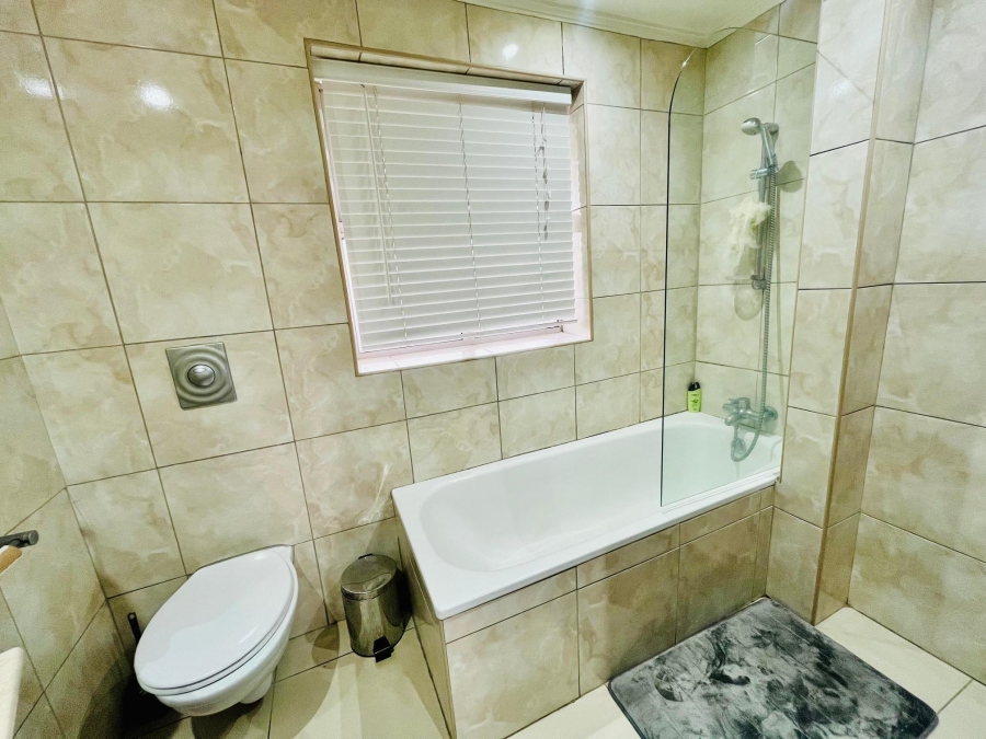 1 Bedroom Property for Sale in Sandhurst Gauteng