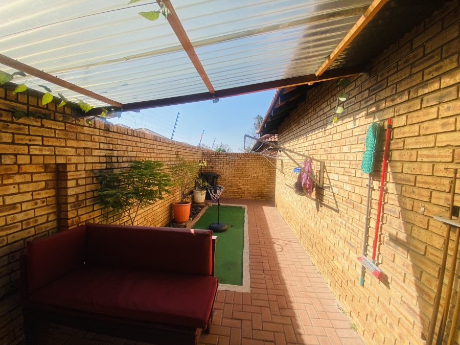 3 Bedroom Property for Sale in New Redruth Gauteng