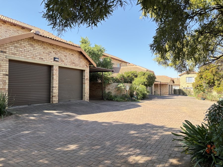 3 Bedroom Property for Sale in Wilgeheuwel Gauteng