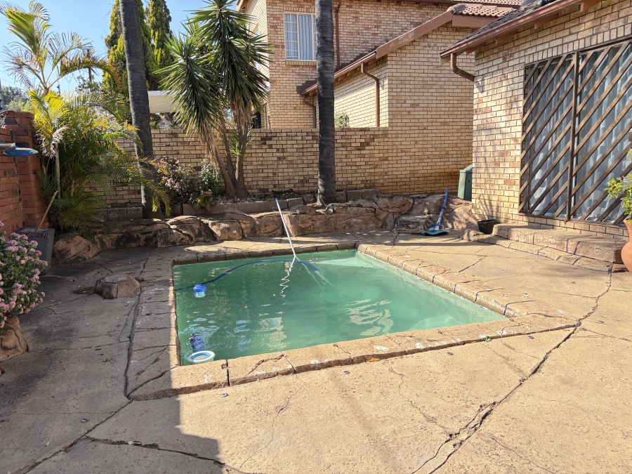 3 Bedroom Property for Sale in Wilgeheuwel Gauteng