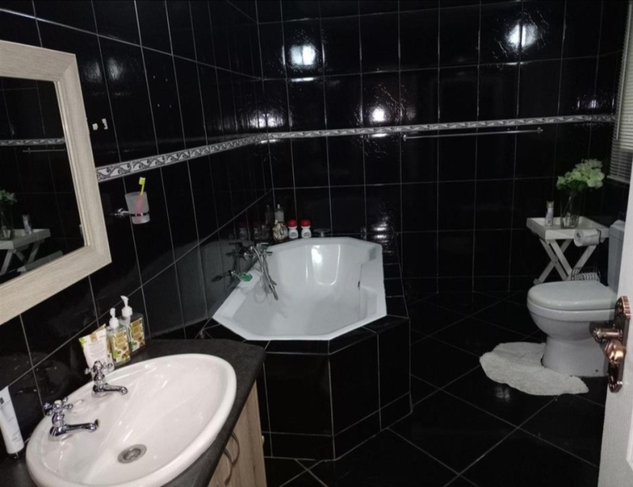 4 Bedroom Property for Sale in Sonland Park Gauteng