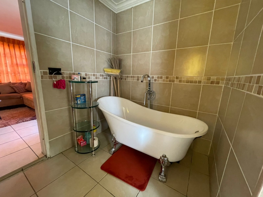 4 Bedroom Property for Sale in Greenhills Gauteng