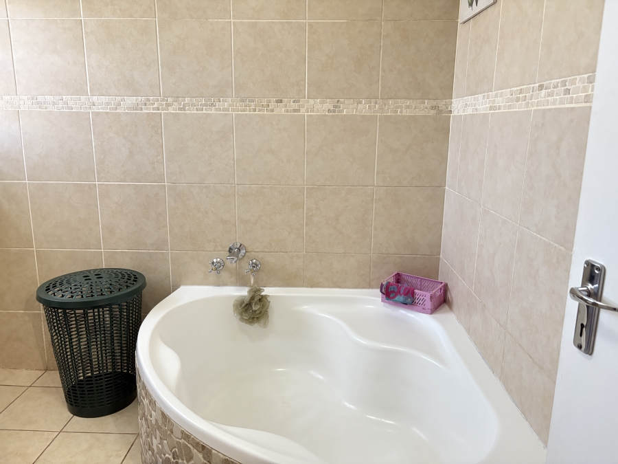 4 Bedroom Property for Sale in Wilgeheuwel Gauteng