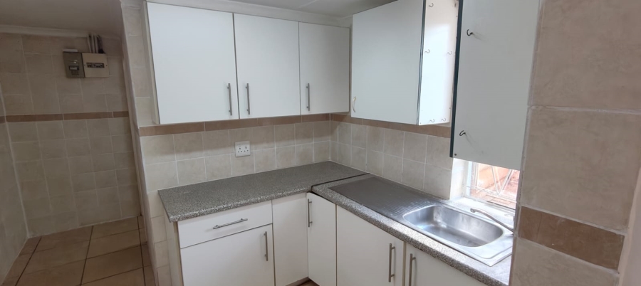 To Let 2 Bedroom Property for Rent in Kookrus Gauteng