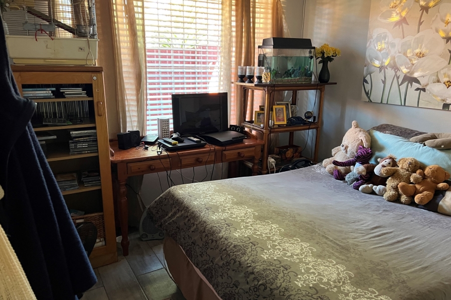 2 Bedroom Property for Sale in Rooihuiskraal North Gauteng