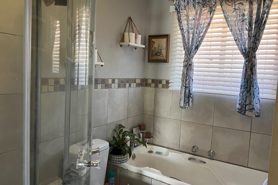 2 Bedroom Property for Sale in Rooihuiskraal North Gauteng