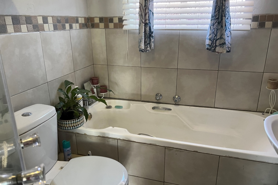 2 Bedroom Property for Sale in Rooihuiskraal North Gauteng