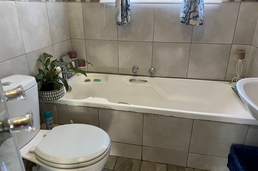2 Bedroom Property for Sale in Rooihuiskraal North Gauteng