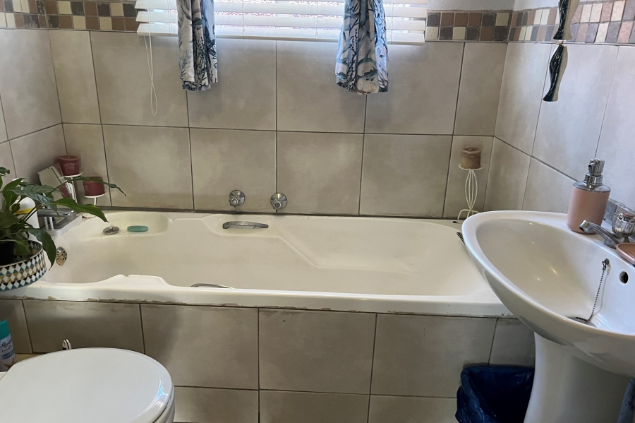 2 Bedroom Property for Sale in Rooihuiskraal North Gauteng