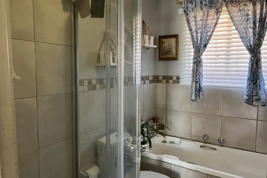 2 Bedroom Property for Sale in Rooihuiskraal North Gauteng