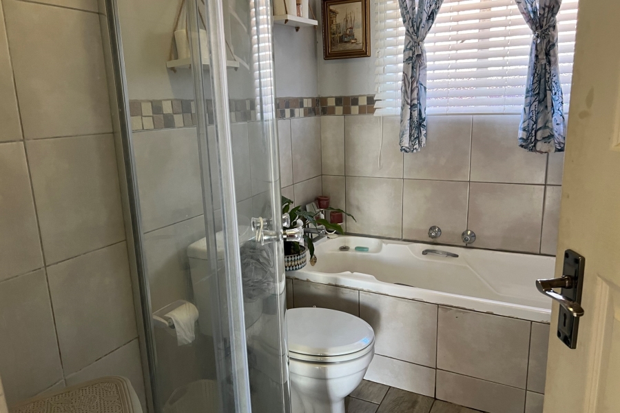 2 Bedroom Property for Sale in Rooihuiskraal North Gauteng