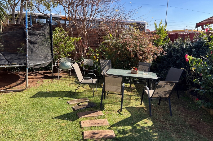 2 Bedroom Property for Sale in Rooihuiskraal North Gauteng