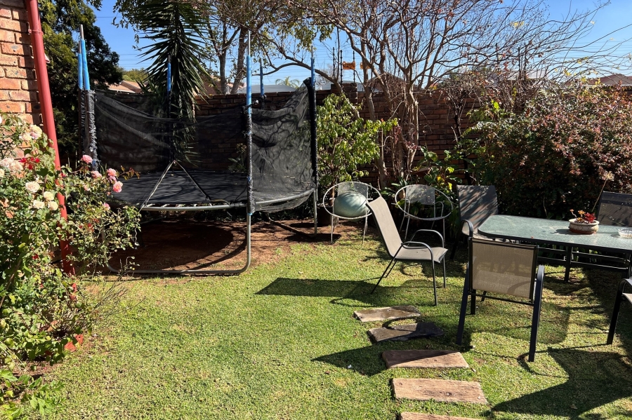2 Bedroom Property for Sale in Rooihuiskraal North Gauteng