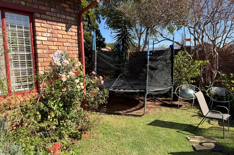 2 Bedroom Property for Sale in Rooihuiskraal North Gauteng