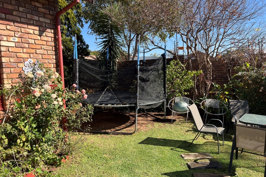 2 Bedroom Property for Sale in Rooihuiskraal North Gauteng