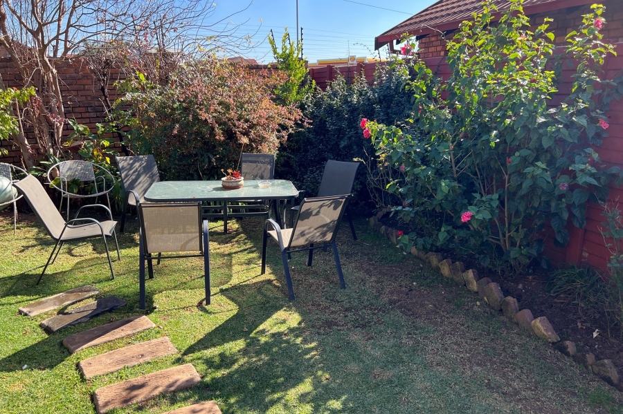 2 Bedroom Property for Sale in Rooihuiskraal North Gauteng